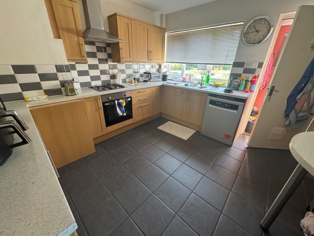Lot: 167 - DETACHED FOUR-BEDROOM HOUSE - RESIDENTIAL INVESTMENT - Kitchen